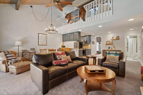 Gorgeous Mtn Villa, Ski, Golf, Pickleball, Pool, Hot Tub, Fitness