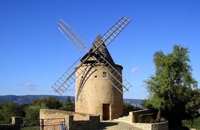 GOULT: 2 bedroom house with great views, 2 minutes walk from the main square