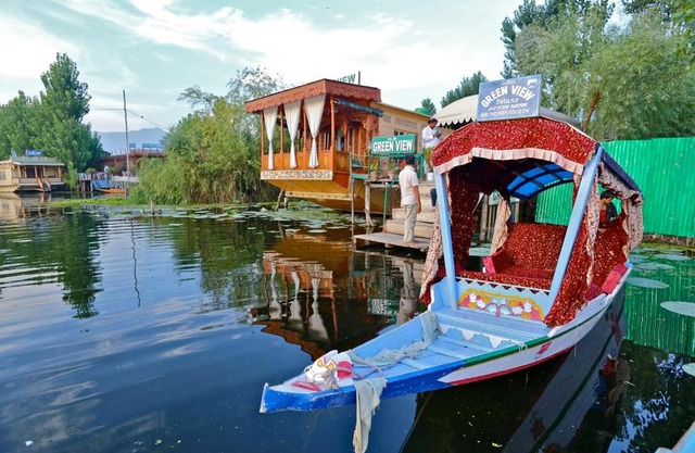 Green view group of houseboats