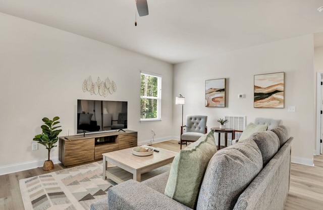 Greer Charm: Pet-Friendly 2BR with Fire Pit