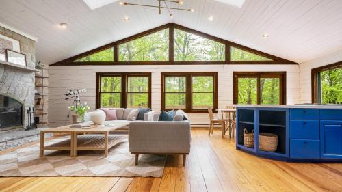 Half Moon by AvantStay 4BR Cabin w Large Deck Yard w Patio Outdoor Dining