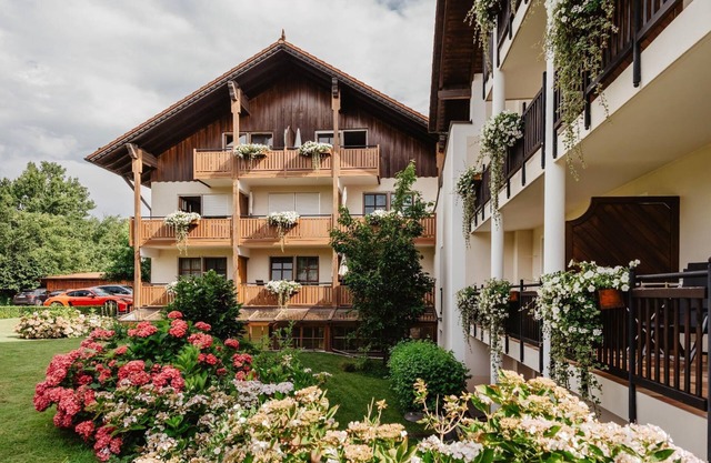 Helle Suite im Landhausstil mit Küchenzeile