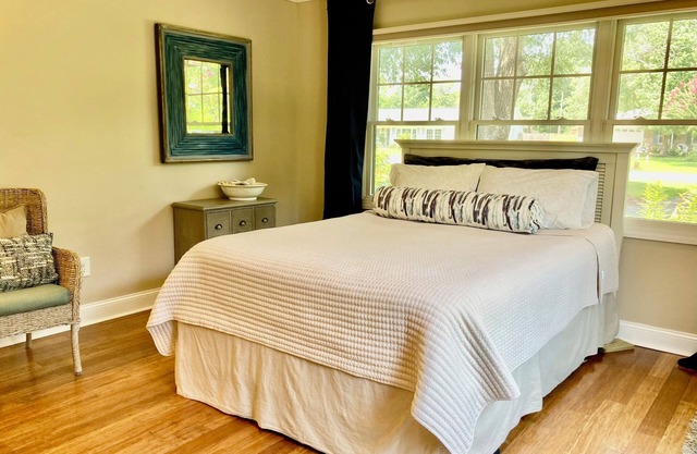 Heron's Nest - Relaxing private oasis -ideal location close to beach & downtown