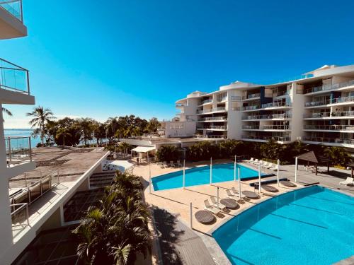 Hervey Bay 2BR 2BA Apartment in Resort on the Esplanade with 2 Pools, Spa, Gym, and Parking