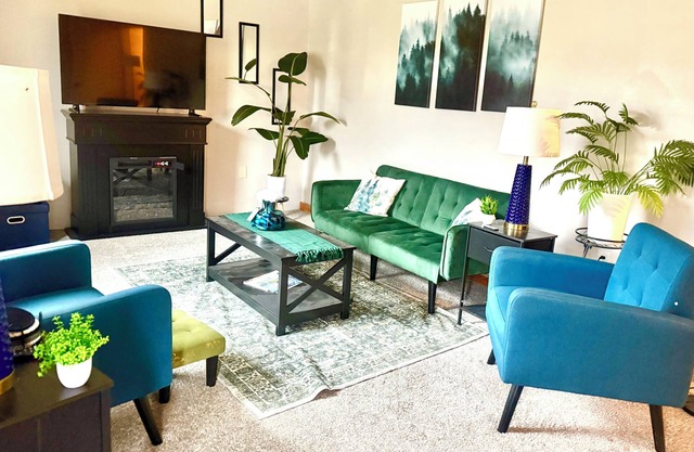 HILLSIDE CHARMER 4-bedroom, 2-bathroom house in delightful South Charleston.