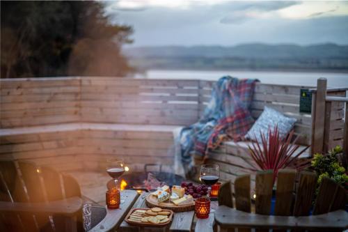 Hillside Snug with hottub which sleeps-2 in Fife