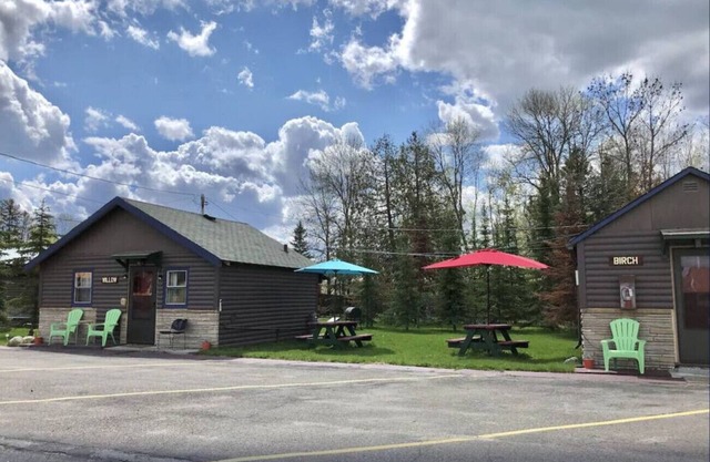 Hilltop Lodge - Maple -Queen Cabin