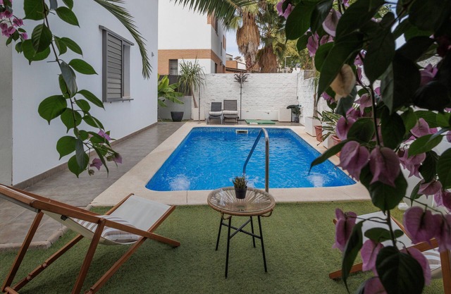 Holiday Home 'Casa Moderna Con Piscina' with Private Pool, Wi-Fi and Air Conditioning