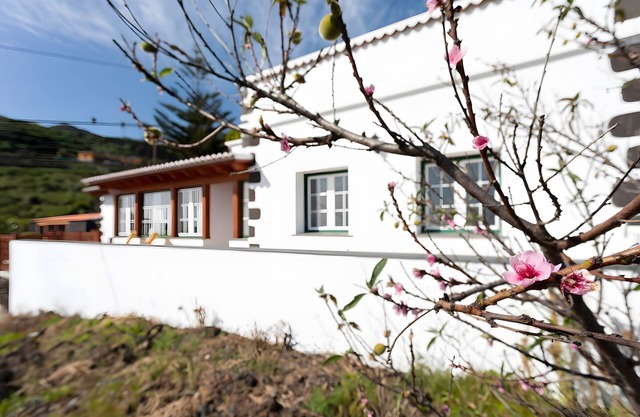 Holiday Home 'Los Duraznos' with Private Terrace, Private Garden and Wi-Fi