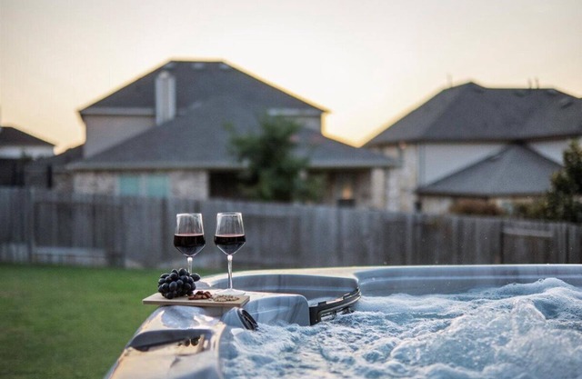 Hot Tub Getaway - 5 Mins to Kalahari – Roomy, Relaxing, Ready for Longer Visits