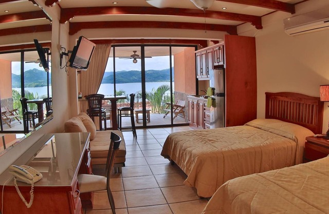 Hotel-style Ocean-view Unit in Flamingo With Pool