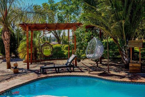 House - Sleeps 10 - Pool - Parking - Patio