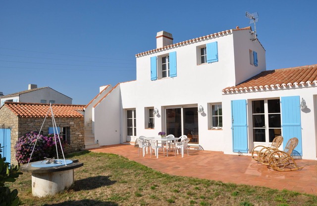 Ideally located, contemporary house on the dune and sea view