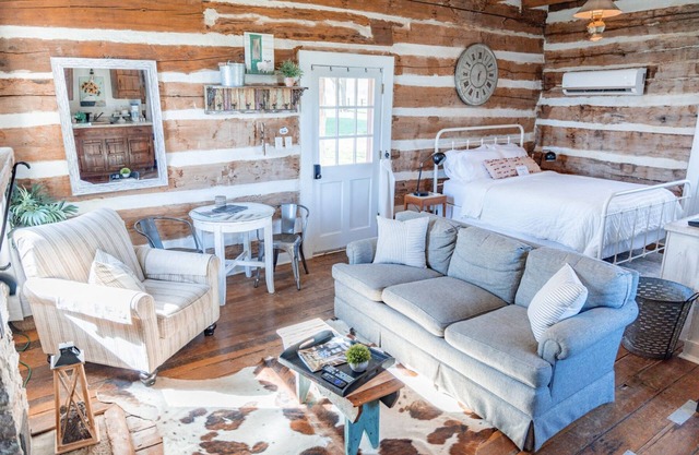 Instaworthy Cabin. 31 Acre Farm. Pond. Fire Pit