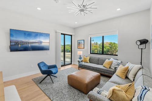 Jeannie's Sunrise Suite - Luxury 2BR Across from Beach - Balcony - Rocket Views