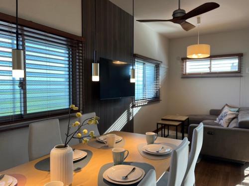 Kin-Con-Kan 1F 新築 那覇空港から車で25分 南部観光に最適 広々80平米 コンビニ徒歩1分 沖縄ワールド徒歩9分 最大9人