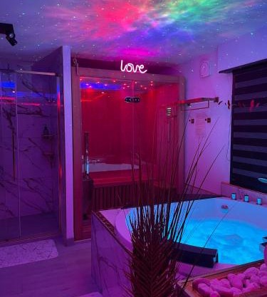 L'Aurore Love Room de prestige jacuzzi sauna piscine chauffée cuisine