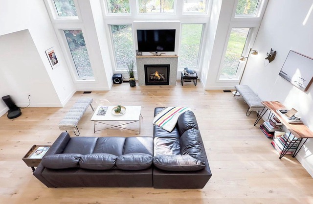 Lakeside Luxury: *King Bed, Gas Fireplace*