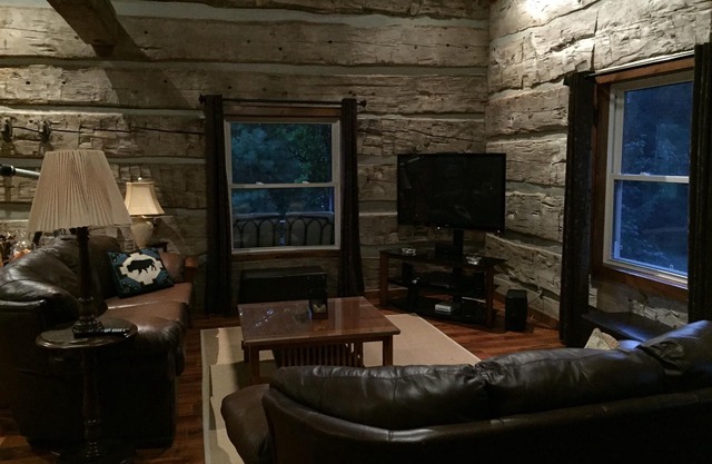 *LARGE COUNTRY HOUSE ON 50 ACRES. ROOM FOR YOUR HORSES.