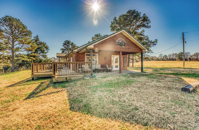 Large family, 3-bedroom retreat nestled in the Ozarks. Pet Friendly!