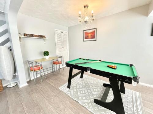 Large home near shops and resturants in lovely area wt parking