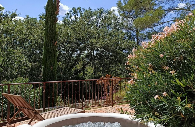 LARGE HOUSE IN THE SUN & PRIVATE BUBBLE SPA!