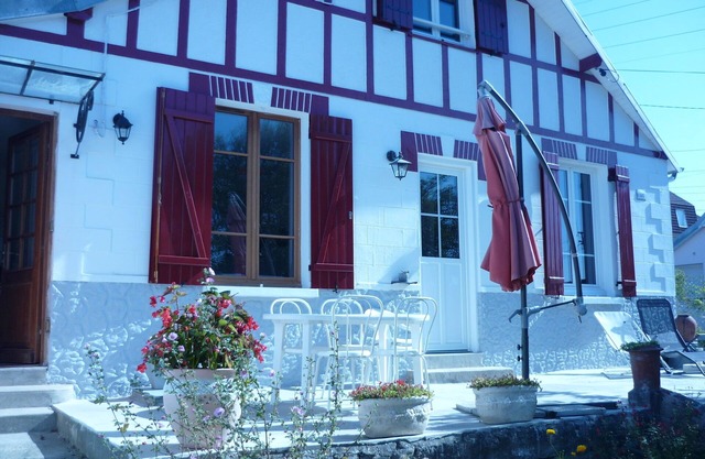 Les charmettes, villa with garden and south-facing terrace