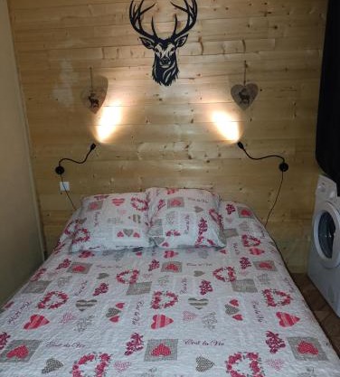 LES FONTANILLES odeillo chalet 60 WIFI & PARKING gratuit exposé plein sud & plein pied , draps & serviettes de toilettes non inclus, sabanas y toallas no incluidos