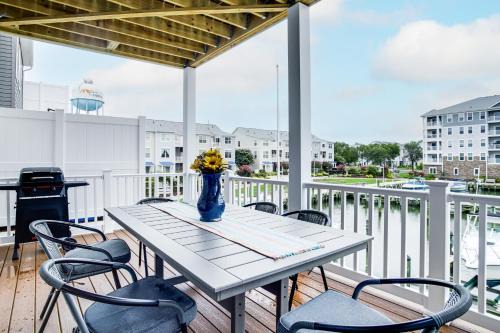 Less Than 1 Mi to Dtwn Waterfront Townhome in Cambridge!