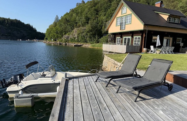 Log cabin with pool, sauna and boat by Torreby Castle | SE09080