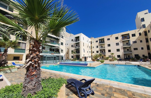 Lovely 2 bedroom apartment with communal pool - 2 minutes from beach
