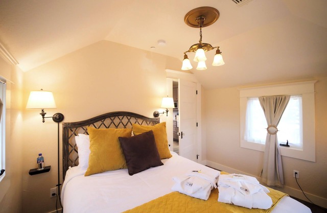 Luxurious 2 BR Red McCall Suite in historic Ashland. Features mountain views, a private deck, shared hot tub access, and a full kitchen. Sleeps 6. Walk to OSF and downtown shops/restaurants!