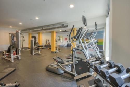 Luxurious Downtown 2 bedroom 2 bath with views 1M