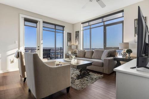 Luxurious Downtown Corner Views 2 bed 2bath 61