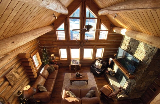 Luxurious Log Cabin & Hot Tub on Golf Course with Spectacular Mountain Views