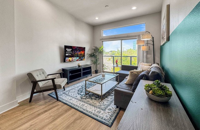 Luxury 2BD | Deep Ellum | Free Parking | Pool+Gym