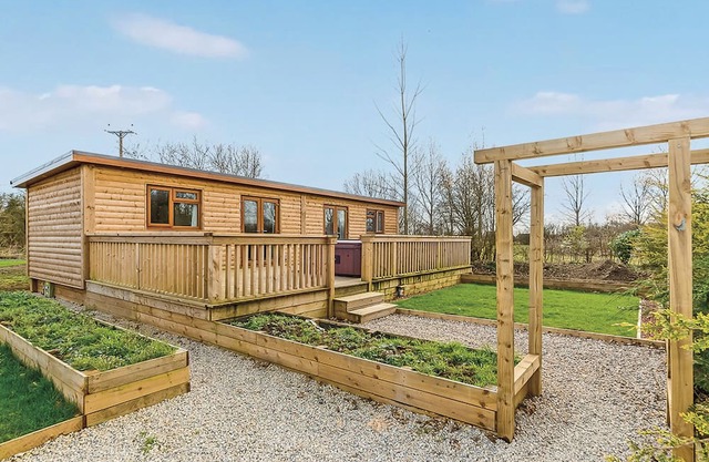 Luxury lodge with two doubles, both with en suite shower.