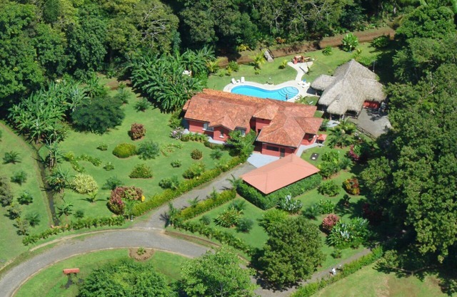 Luxury Villa w/large Pavilion and tropical gardens close to beach