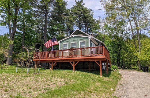 Makin' Memories with beach access and dock on Silver Lake!