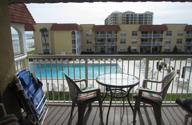 Master Suite KING SIZE BED, Guest bedroom two FULL SIZE beds. Off season rates!