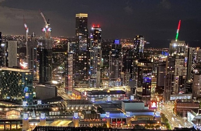 Melbourne CBD SouthernCross St Collins St Skyline Retreat balcony
