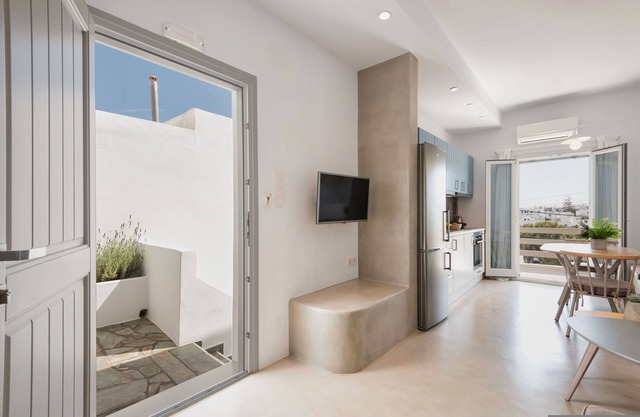 Michael Zeppos Studios, Naousa
