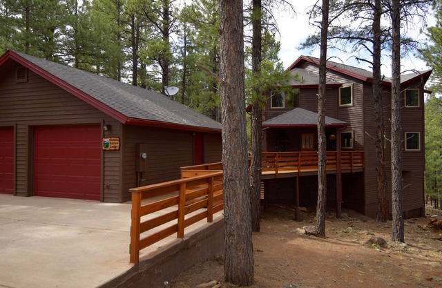Million Dollar Exclusive Cabin On 5 Acres, 3 Mi from downtown