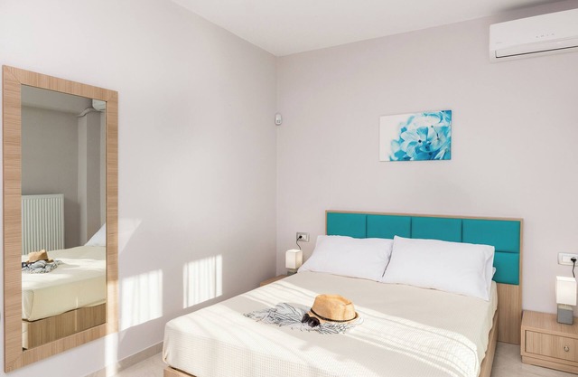 Mimosa Cozy & Modern Flat, steps from Sandy Beach