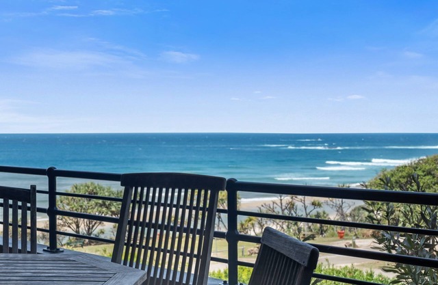 Mintee 3 | Beachfront, 4 bed, 2.5 bath - 50m to beach with views
