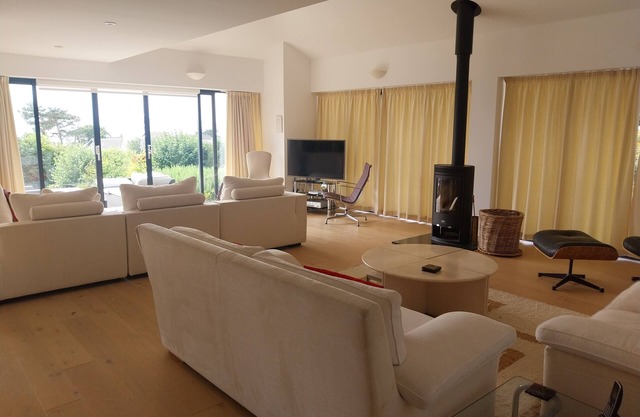 Modern 4 bedroom house with stunning views of North Wales.