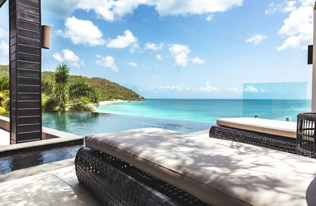 Modern beachfront 4 bedroom villa at Ffryes beach with private Gym