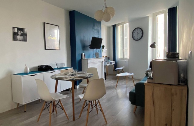 Modern & Bright T2 Two Steps from the Old Port!