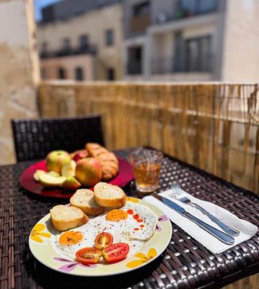 Modern Msida 2 BDR Penthouse with Rooftop, AC & WIFI