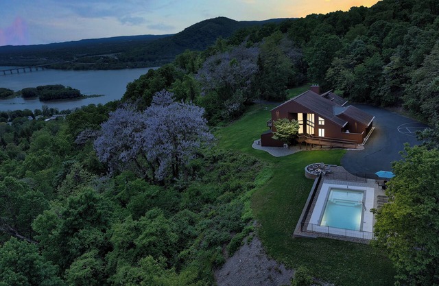 Mountain Retreat ★ HEATED POOL ★ Amazing Views!